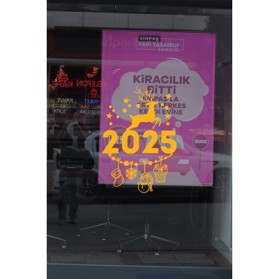 2025 Yazısının Üzerinde Geyik Altında Sevimli Hediye Paketleri Yılbaşı Süslemeleri