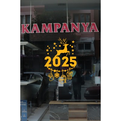 2025 Yazısının Üzerinde Geyik Altında Sevimli Hediye Paketleri Yılbaşı Süslemeleri