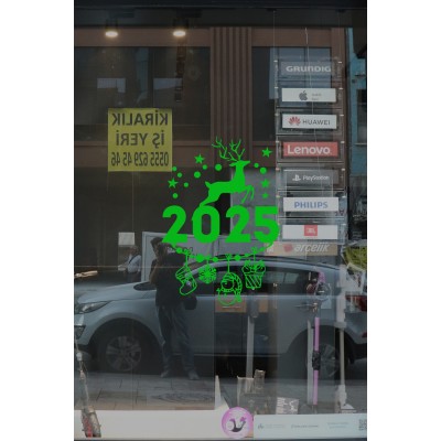 2025 Yazısının Üzerinde Geyik Altında Sevimli Hediye Paketleri Yılbaşı Süslemeleri