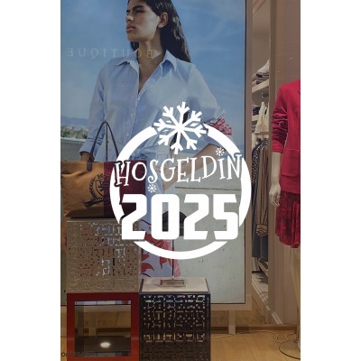 Silindir Üzerinde Büyük Kar Tanesi ve Hoşgeldin 2025 Yazısı Yılbaşı Süslemeleri