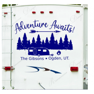 Macera bekliyor, kişiselleştirilmiş Rv çıkartması, özel son adı vinil yapışkan, Camper karavan çıkartması, mutlu kampçılar