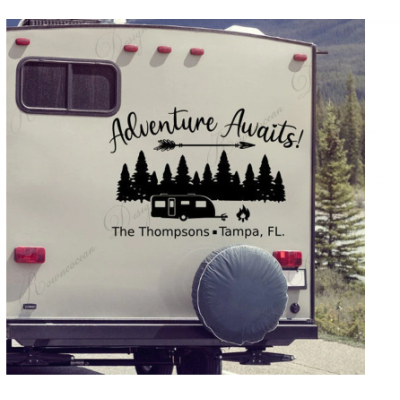 Macera bekliyor, kişiselleştirilmiş Rv çıkartması, özel son adı vinil yapışkan, Camper karavan çıkartması, mutlu kampçılar