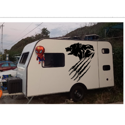Kişiye Karavana Özel Sert Görünümlü Yırtıcı Pençeli Ayı Karavan Stickerı