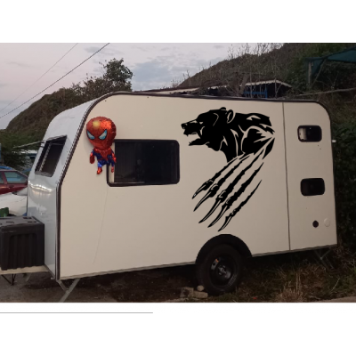 Kişiye Karavana Özel Sert Görünümlü Yırtıcı Pençeli Ayı Karavan Stickerı