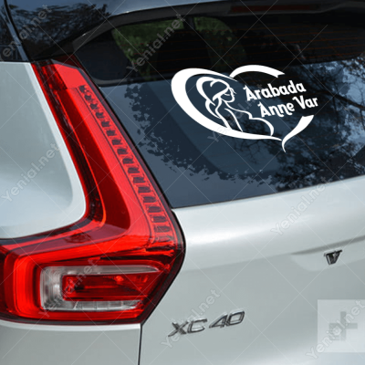  Arabada Anne Var Yazısı ve Kalp Stickeri Yapıştırması