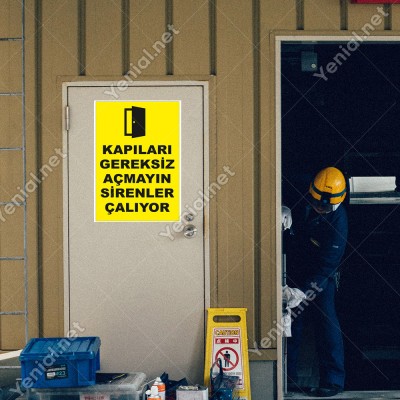 Kapıları Gereksiz Açmayın Sirenler Çalıyor Levhası
