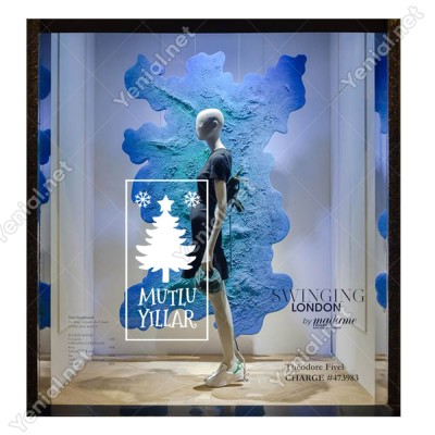 Üstünde Parlak Yıldız Bulunan Çam Ağacı ve Mutlu Yıllar Yazısı Yılbaşı Süslemeleri