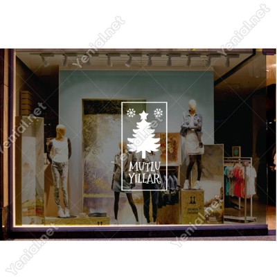 Üstünde Parlak Yıldız Bulunan Çam Ağacı ve Mutlu Yıllar Yazısı Yılbaşı Süslemeleri