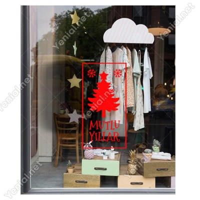 Üstünde Parlak Yıldız Bulunan Çam Ağacı ve Mutlu Yıllar Yazısı Yılbaşı Süslemeleri