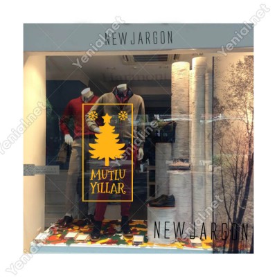 Üstünde Parlak Yıldız Bulunan Çam Ağacı ve Mutlu Yıllar Yazısı Yılbaşı Süslemeleri