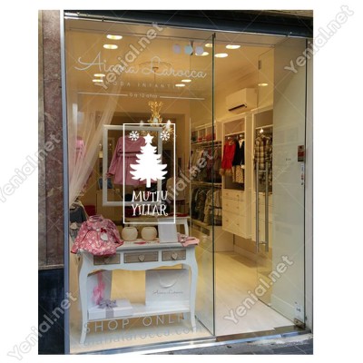 Üstünde Parlak Yıldız Bulunan Çam Ağacı ve Mutlu Yıllar Yazısı Yılbaşı Süslemeleri