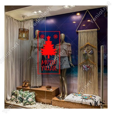 Üstünde Parlak Yıldız Bulunan Çam Ağacı ve Mutlu Yıllar Yazısı Yılbaşı Süslemeleri