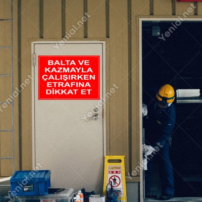Balta Ve Kazmayla Çalışırken Etrafına Dikat Et Levhası